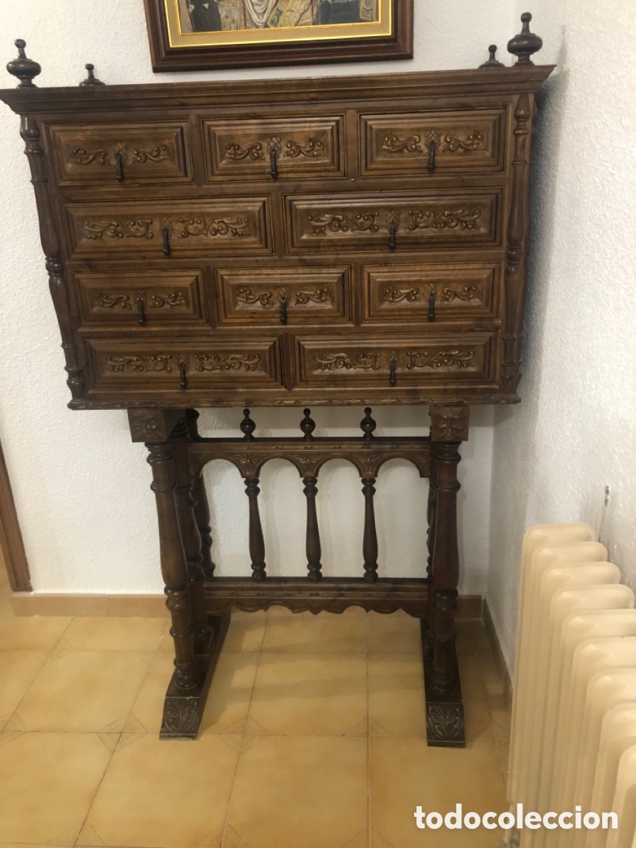 Antig&uuml;edades: bargue&ntilde;o castellano en madera de nogal con pi&eacute; - Foto 1