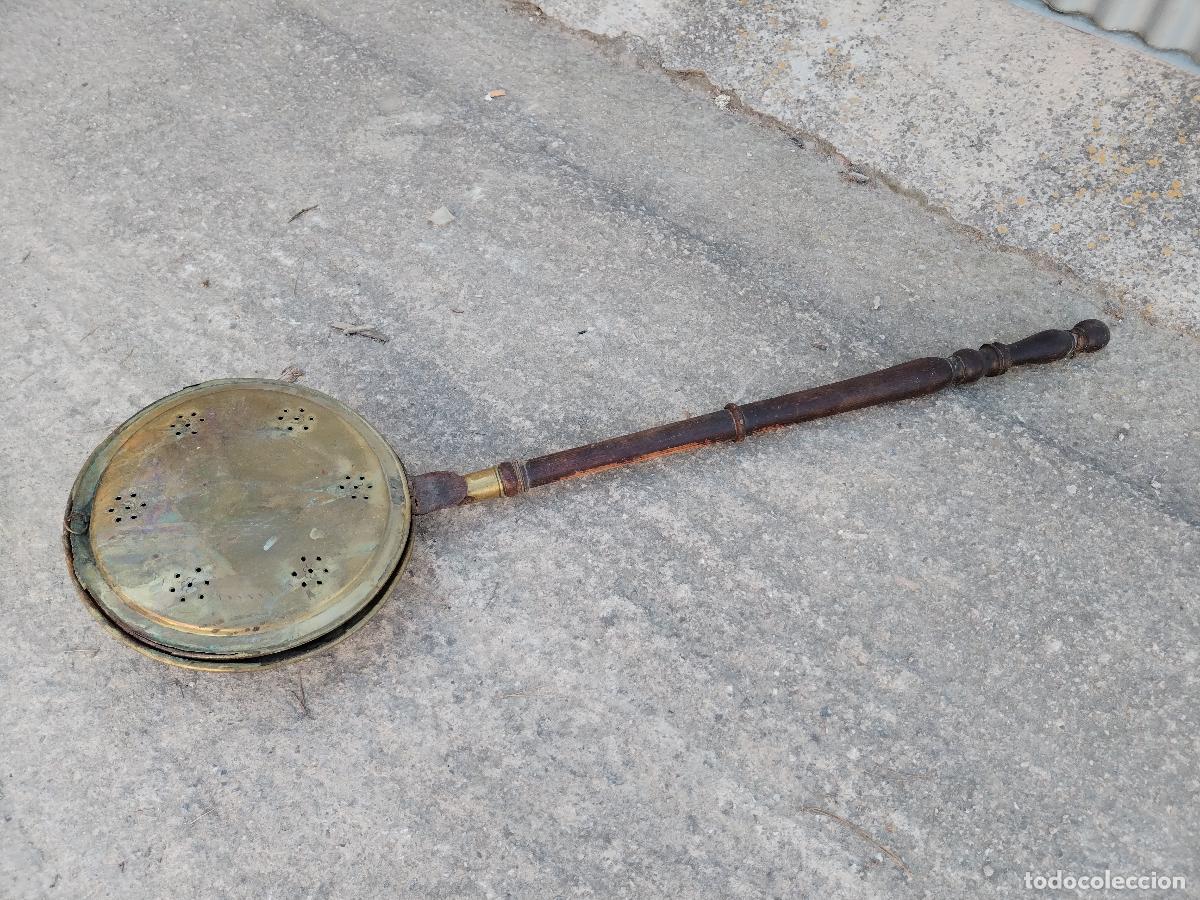Antig&uuml;edades: antiguo calentacamas de lat&oacute;n - Foto 2