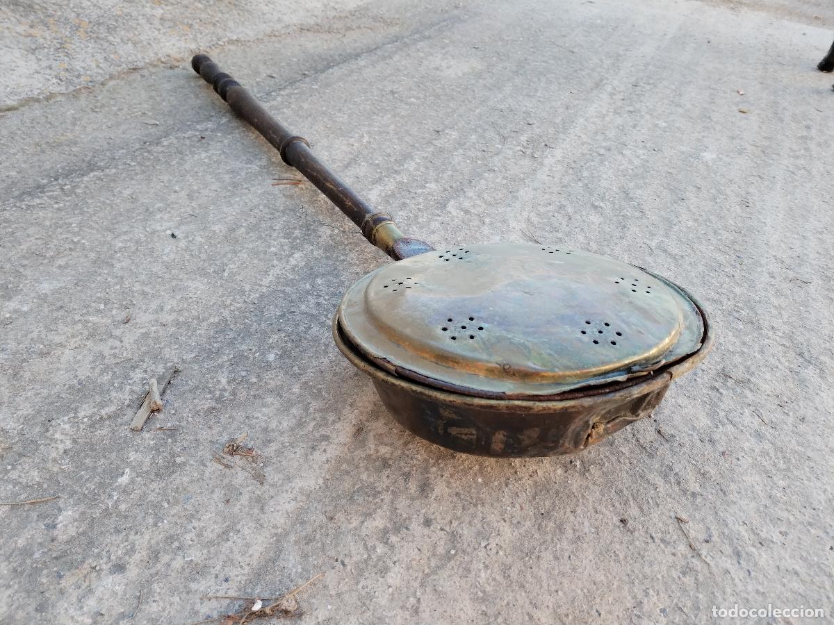 Antig&uuml;edades: antiguo calentacamas de lat&oacute;n - Foto 3