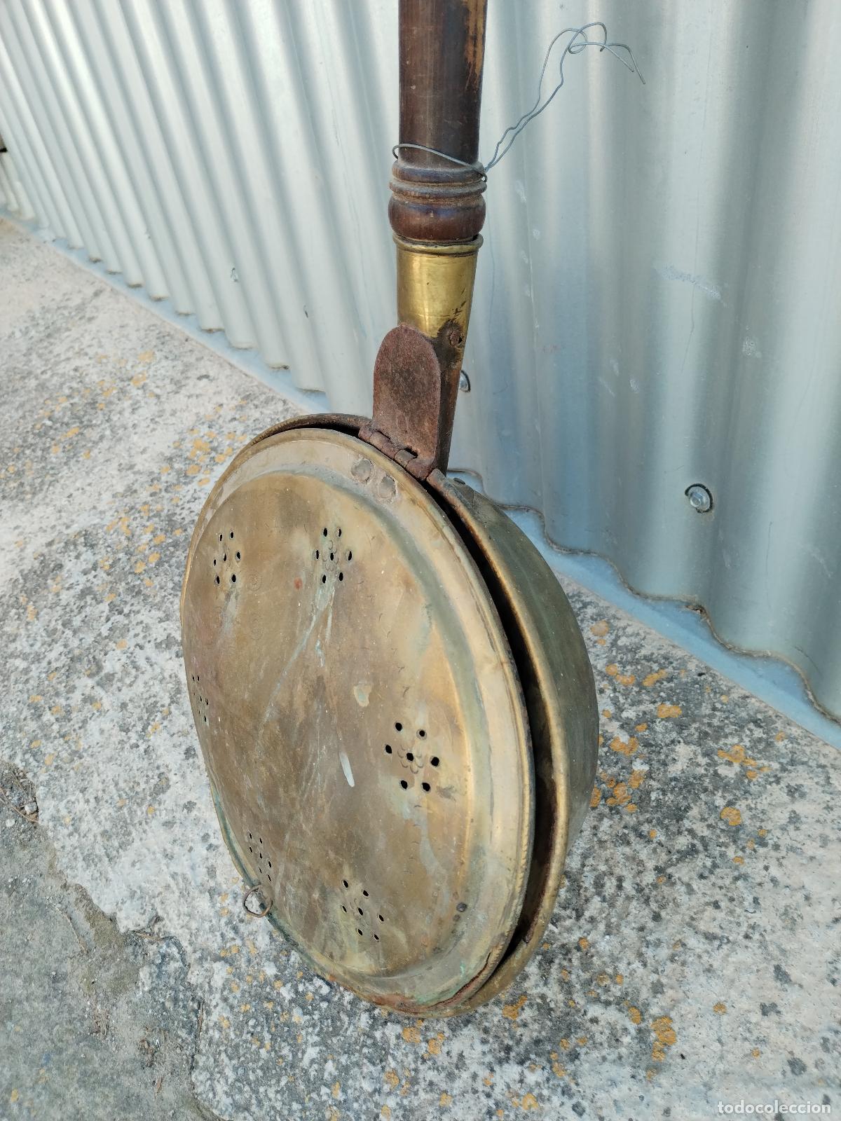 Antig&uuml;edades: antiguo calentacamas de lat&oacute;n - Foto 4