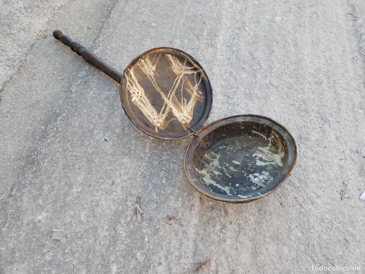 Antig&uuml;edades: antiguo calentacamas de lat&oacute;n - Foto 6