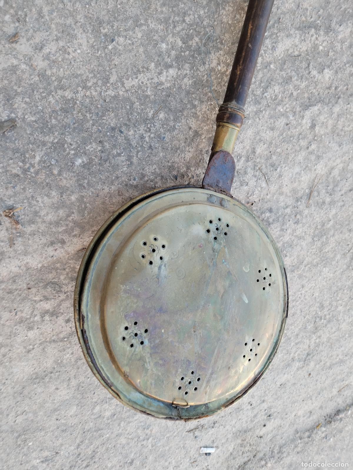 Antig&uuml;edades: antiguo calentacamas de lat&oacute;n - Foto 7