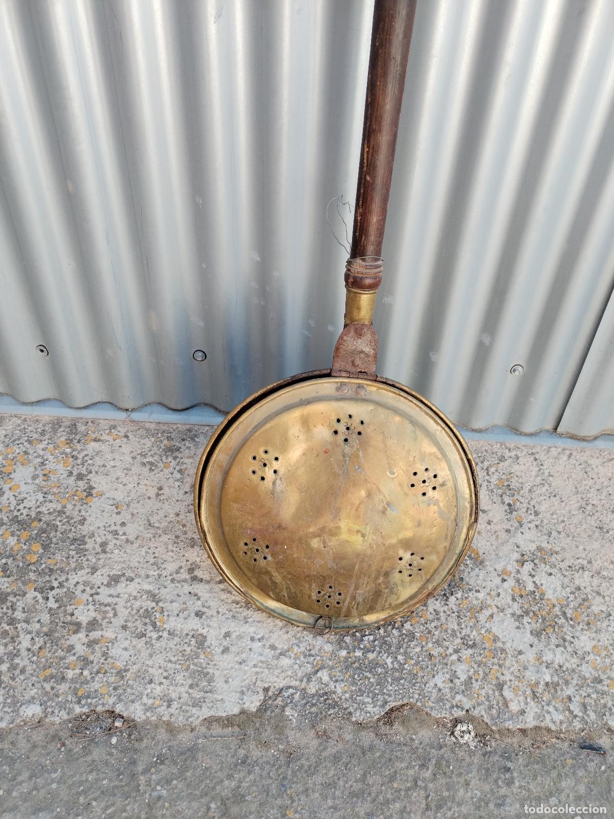 Antig&uuml;edades: antiguo calentacamas de lat&oacute;n - Foto 1