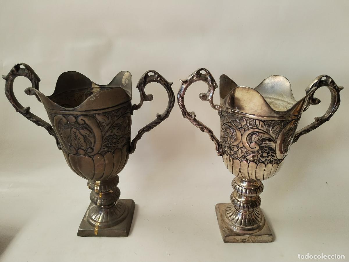 Antig&uuml;edades: pareja de jarrones de metal con relieves - Foto 2