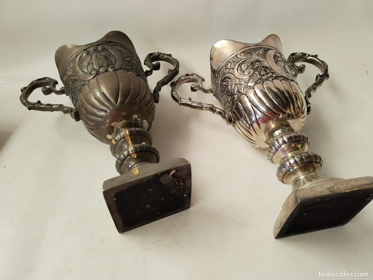 Antig&uuml;edades: pareja de jarrones de metal con relieves - Foto 4