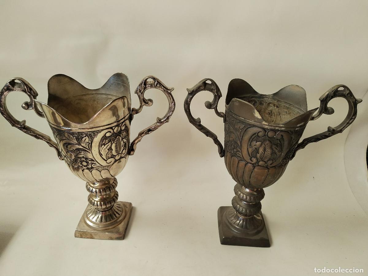 Antig&uuml;edades: pareja de jarrones de metal con relieves - Foto 5