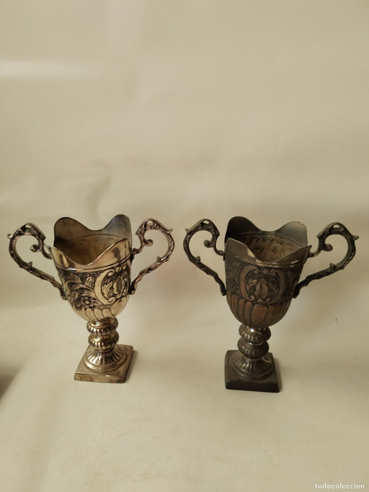 Antig&uuml;edades: pareja de jarrones de metal con relieves - Foto 6