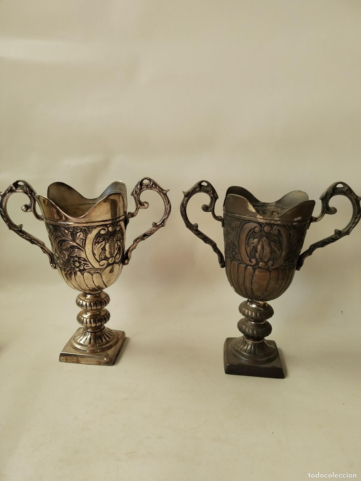 Antig&uuml;edades: pareja de jarrones de metal con relieves - Foto 1