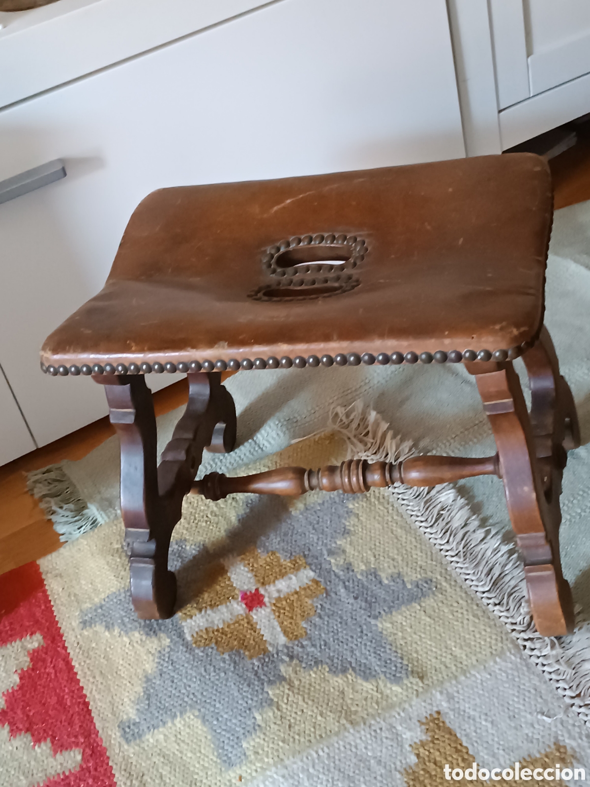 Antig&uuml;edades: Taburete castellano antiguo nogal - Foto 1