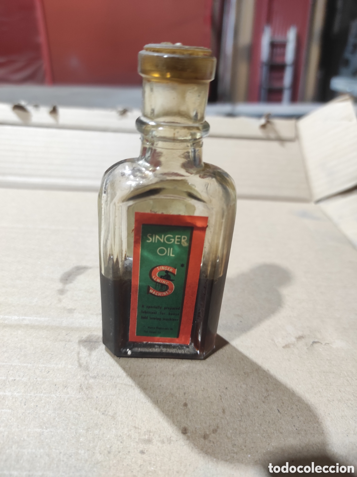 Antig&uuml;edades: Botella de cristal de oil de singer - Foto 1