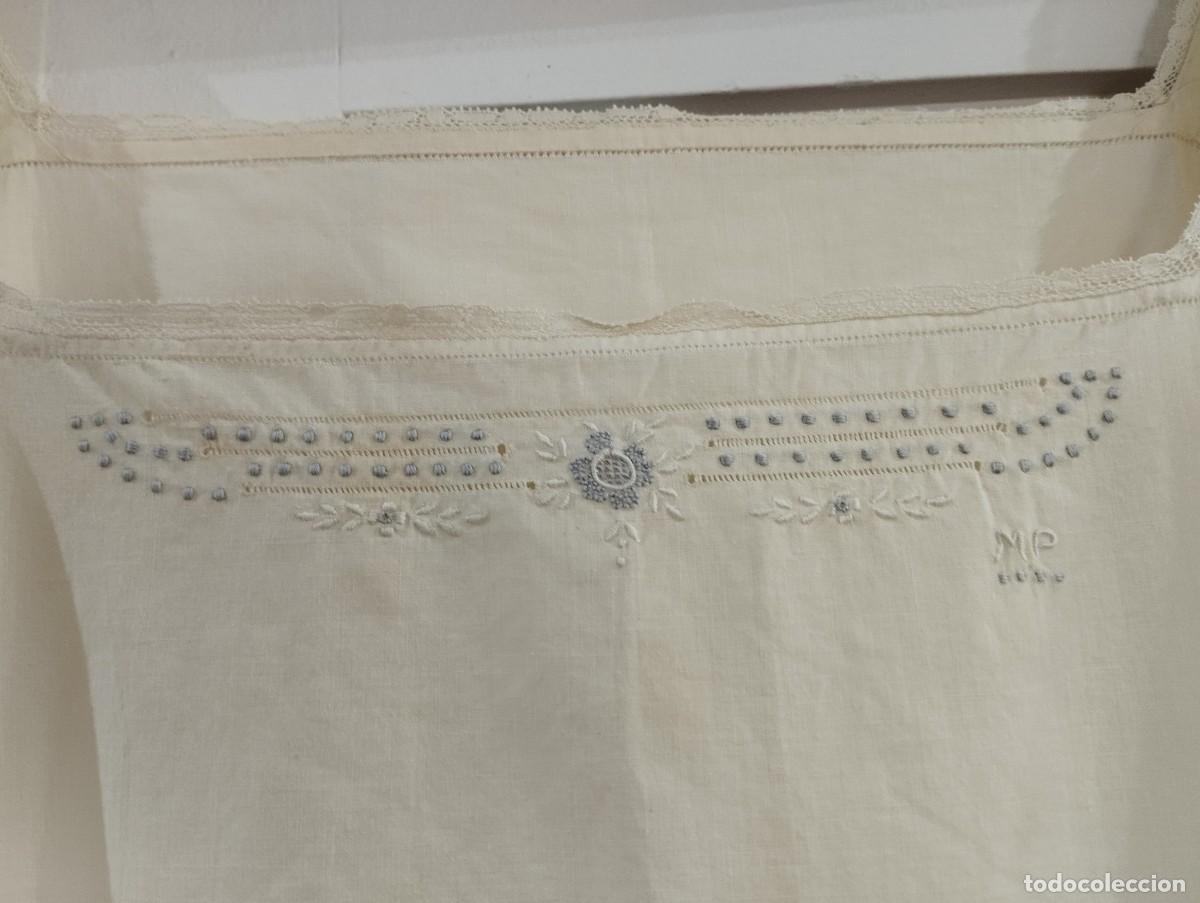 Antig&uuml;edades: CAMIS&Oacute;N DE ALGOD&Oacute;N CON ENCAJE Y BORDADO - Foto 3