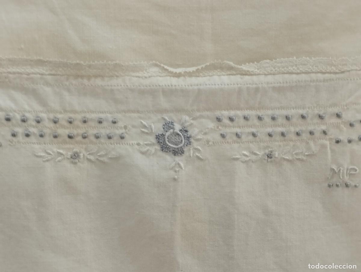Antig&uuml;edades: CAMIS&Oacute;N DE ALGOD&Oacute;N CON ENCAJE Y BORDADO - Foto 4