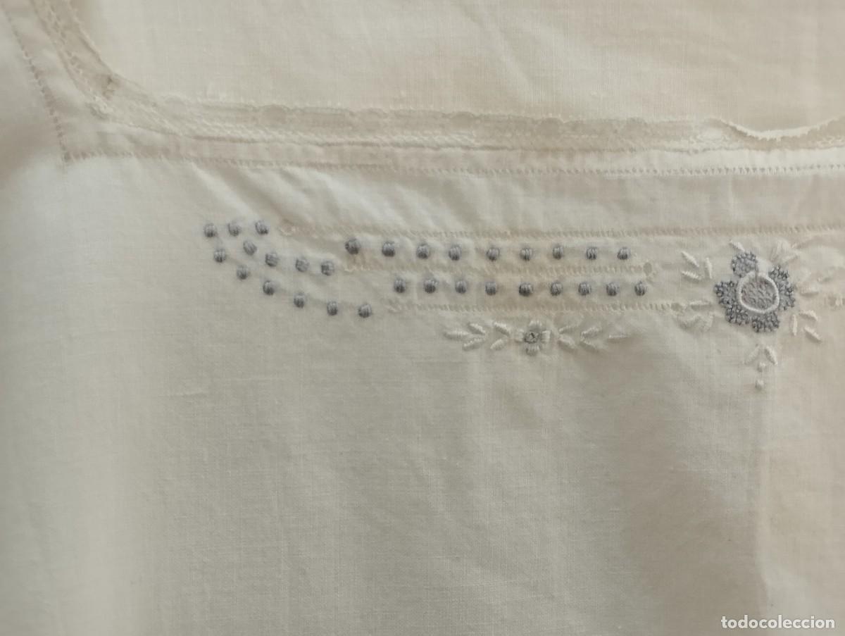 Antig&uuml;edades: CAMIS&Oacute;N DE ALGOD&Oacute;N CON ENCAJE Y BORDADO - Foto 6