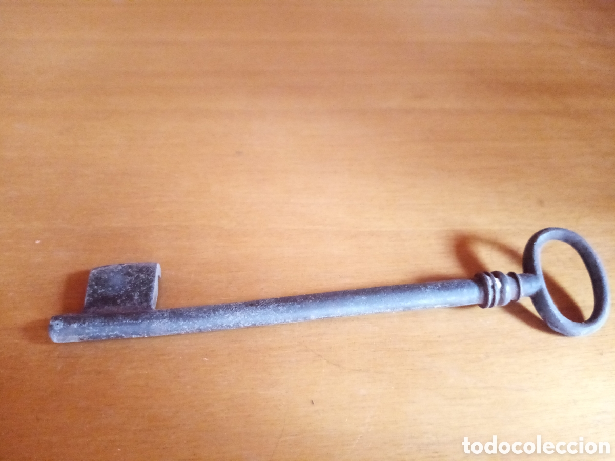 Antig&uuml;edades: Antigua llave de forja. 13.5cm - Foto 3