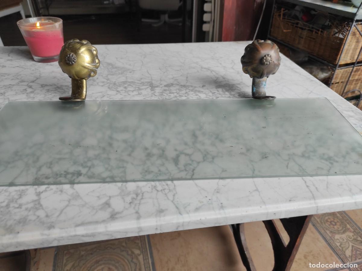 Antig&uuml;edades: Estanter&iacute;a de cristal con soporte de bronce - Foto 1