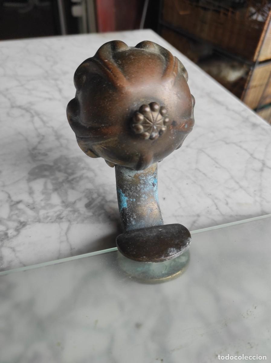 Antig&uuml;edades: Estanter&iacute;a de cristal con soporte de bronce - Foto 2