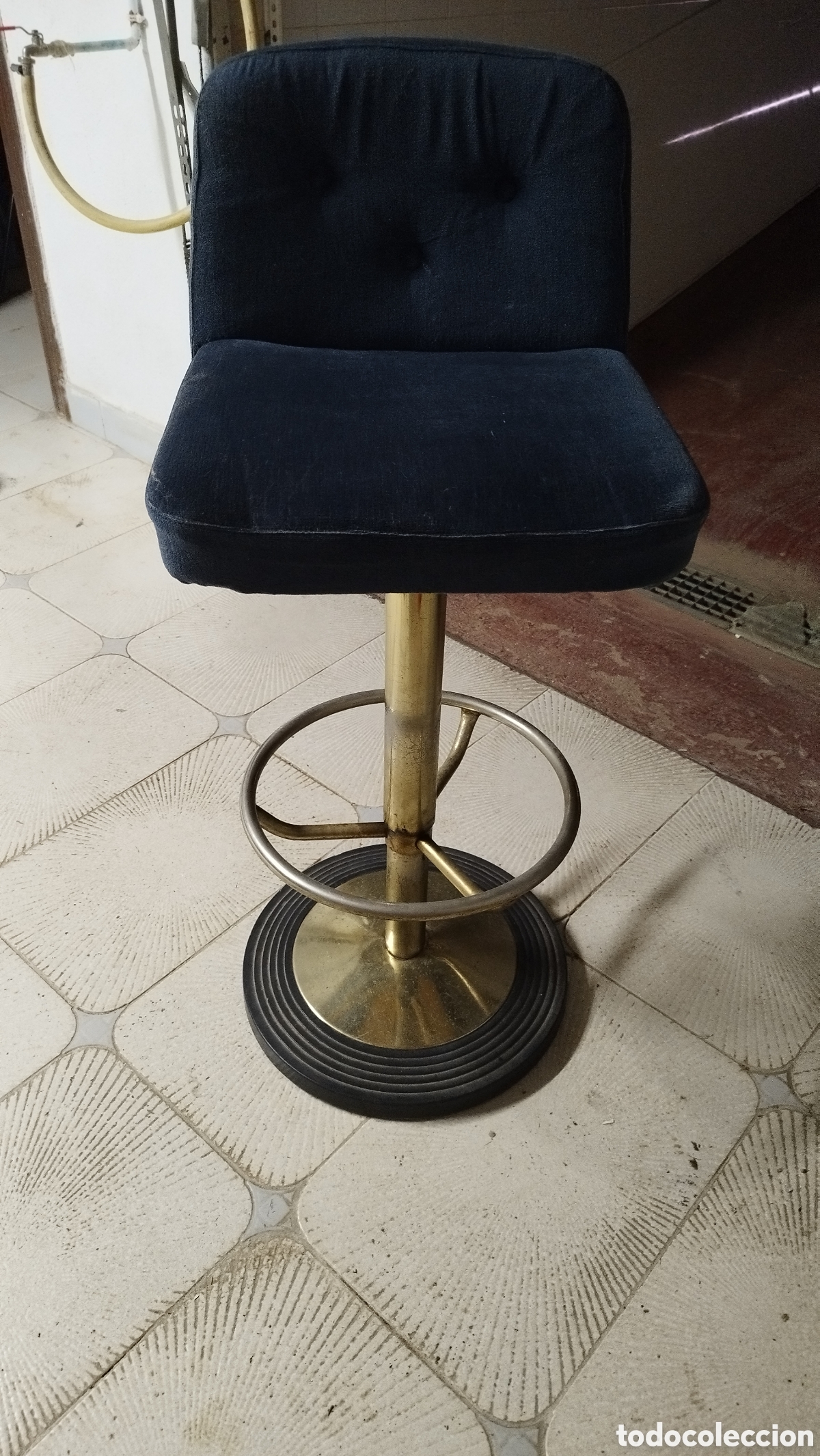 Antig&uuml;edades: Taburetes de bar en metal y terciopelo - Foto 1