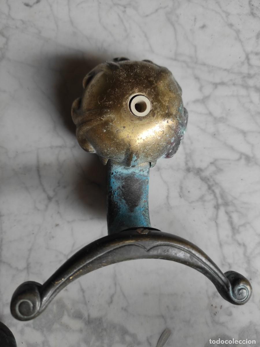 Antig&uuml;edades: Percha de bronce con manchas del tiempo - Foto 1