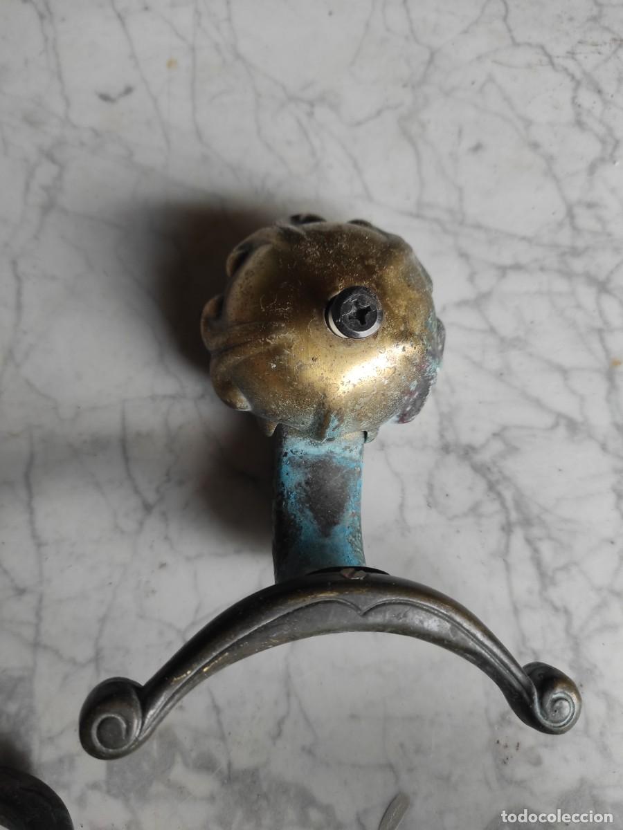 Antig&uuml;edades: Percha de bronce con manchas del tiempo - Foto 2