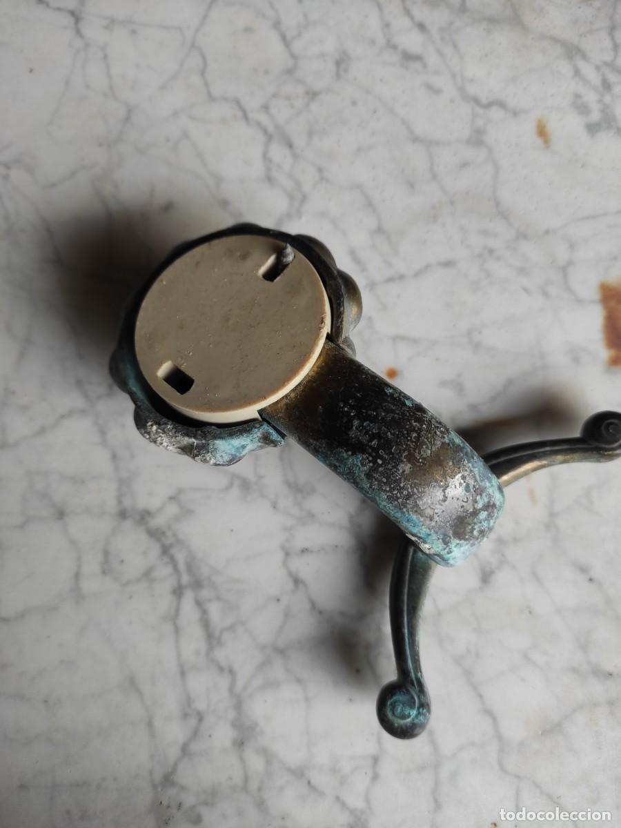 Antig&uuml;edades: Percha de bronce con manchas del tiempo - Foto 3