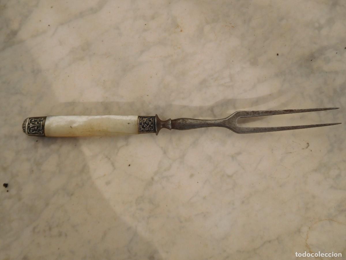 Antig&uuml;edades: Tenedor antiguo de plata y n&aacute;car - Foto 1
