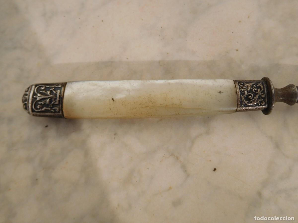 Antig&uuml;edades: Tenedor antiguo de plata y n&aacute;car - Foto 2