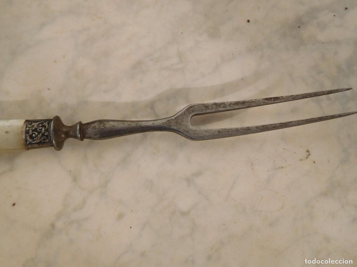 Antig&uuml;edades: Tenedor antiguo de plata y n&aacute;car - Foto 3
