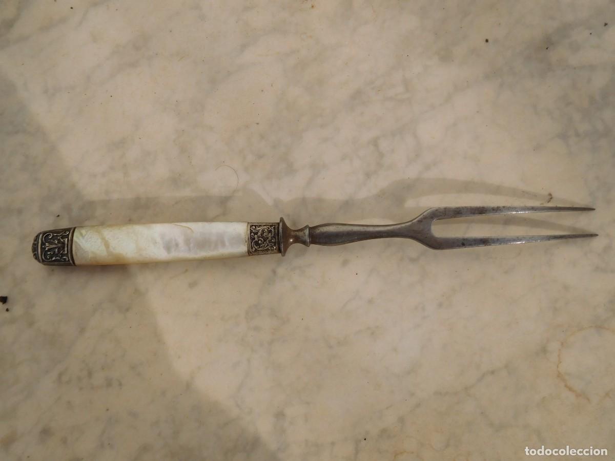 Antig&uuml;edades: Tenedor antiguo de plata y n&aacute;car - Foto 4