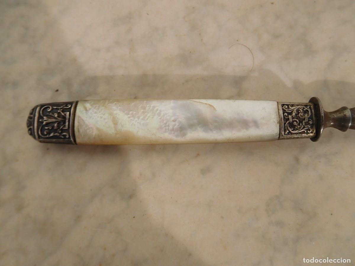 Antig&uuml;edades: Tenedor antiguo de plata y n&aacute;car - Foto 5