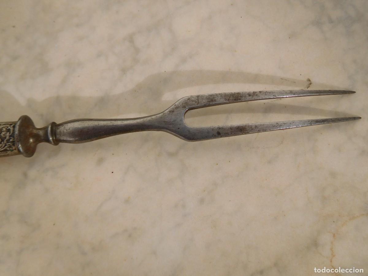 Antig&uuml;edades: Tenedor antiguo de plata y n&aacute;car - Foto 6