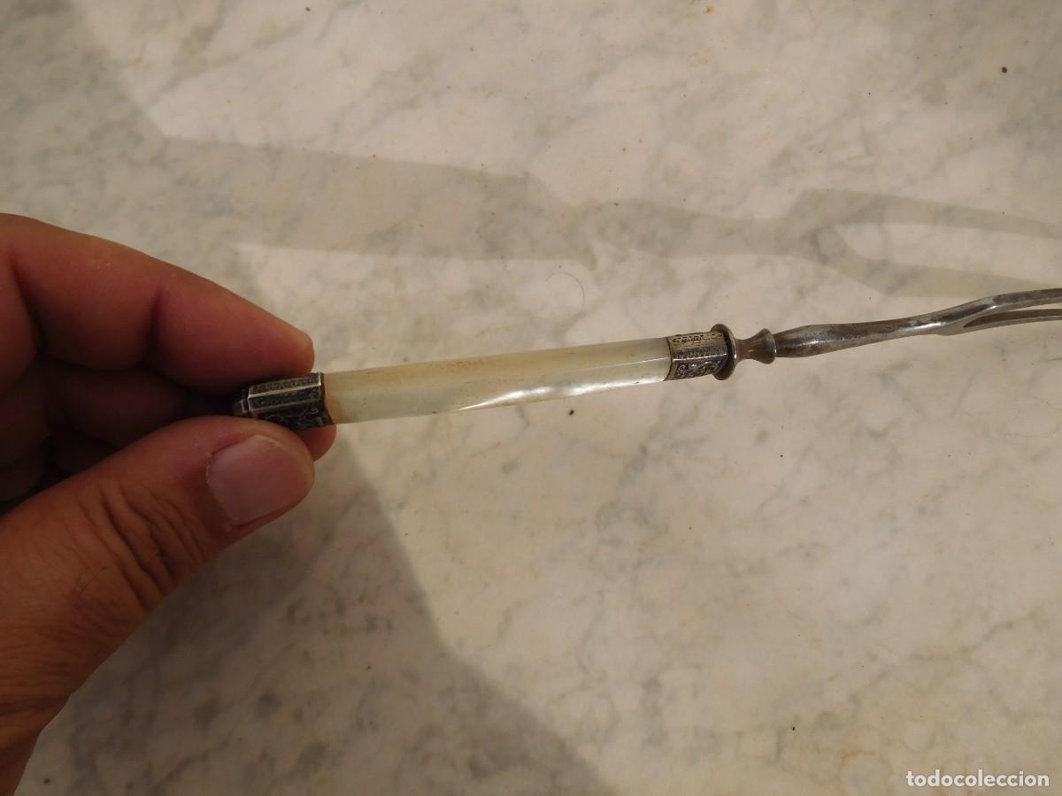 Antig&uuml;edades: Tenedor antiguo de plata y n&aacute;car - Foto 8