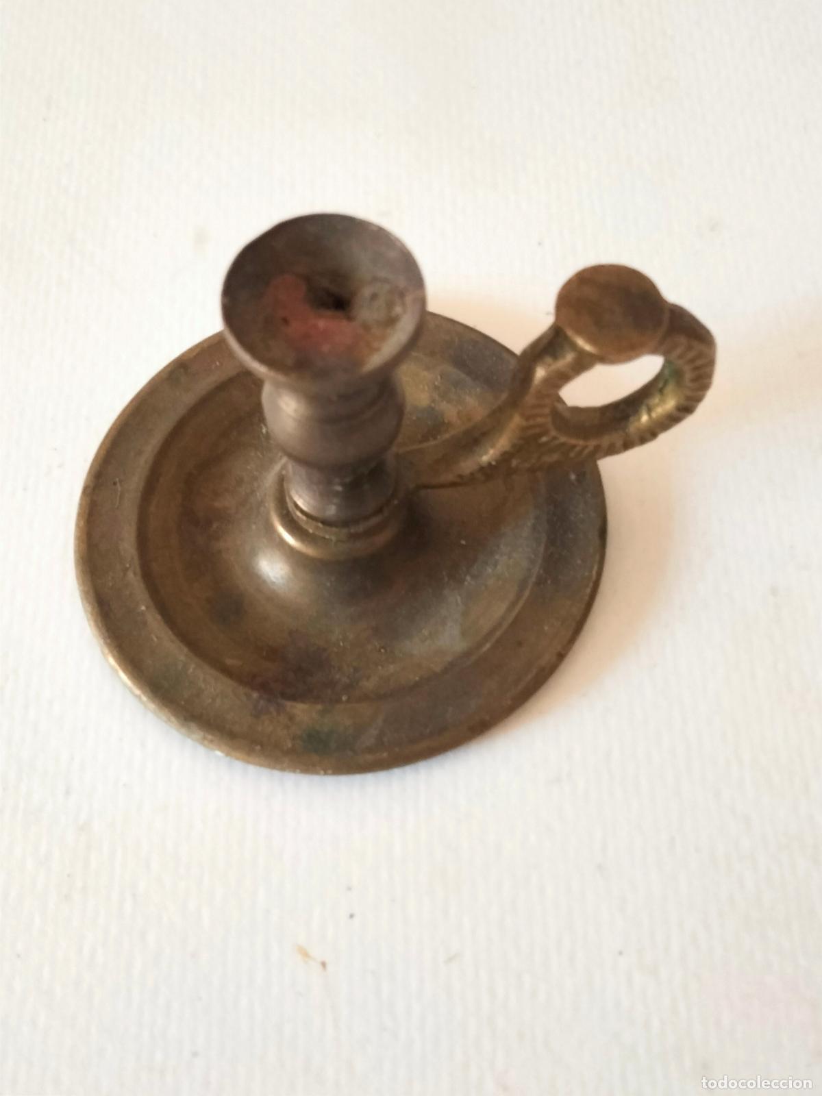 Antig&uuml;edades: Peque&ntilde;o porta velas de bronce - Foto 1