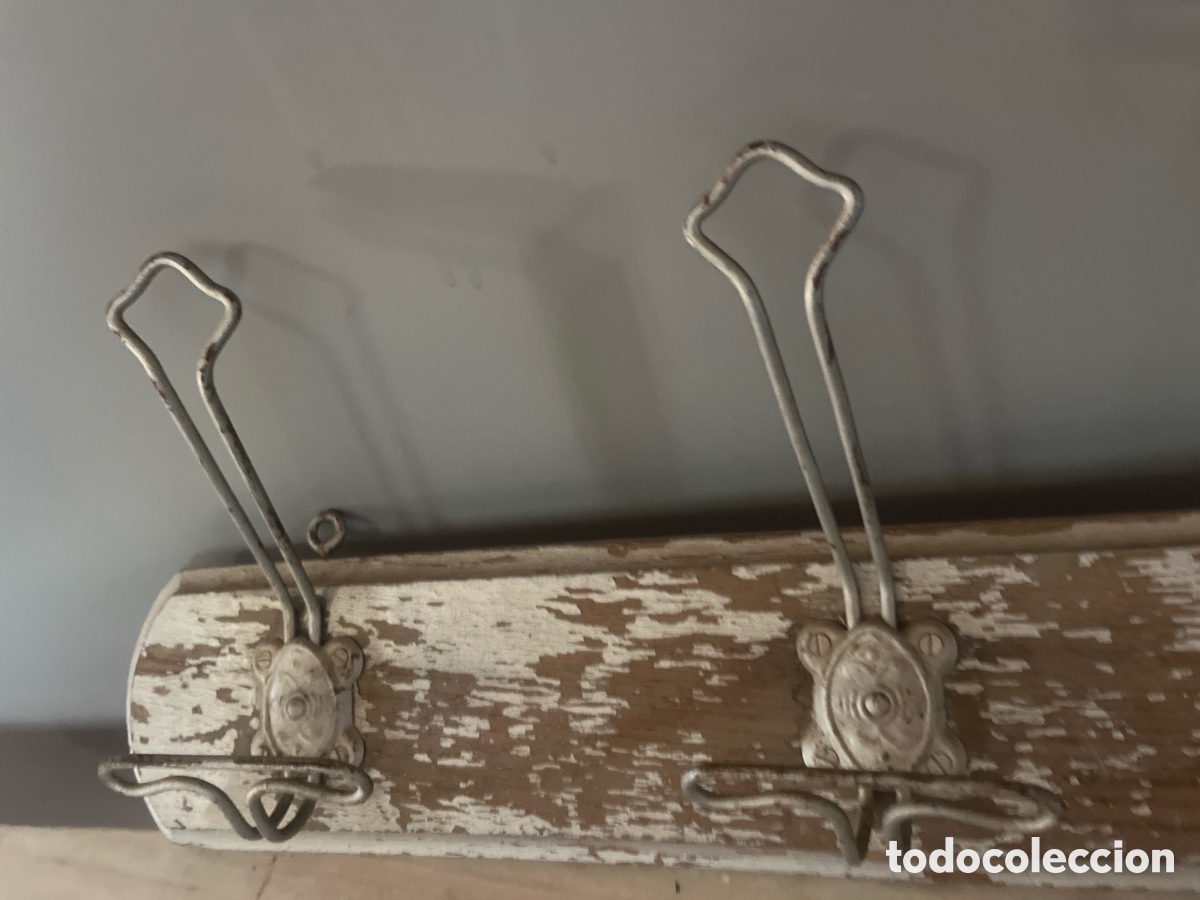 Antig&uuml;edades: Percha antigua de madera y metal - Foto 2
