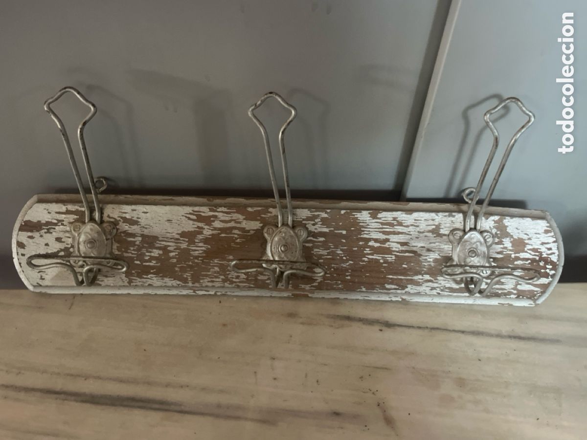 Antig&uuml;edades: Percha antigua de madera y metal - Foto 1