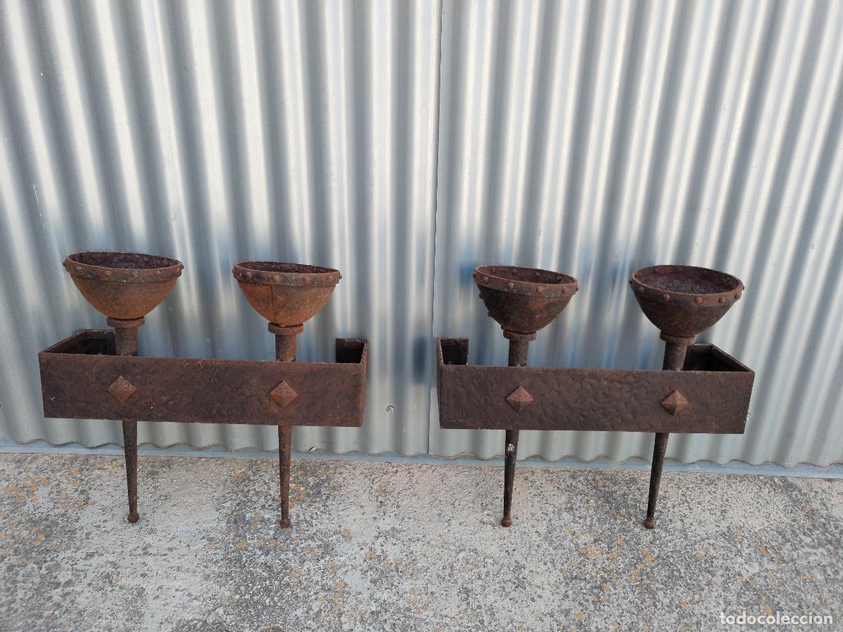 Antig&uuml;edades: 2 antiguos apliques de hierro - Foto 1