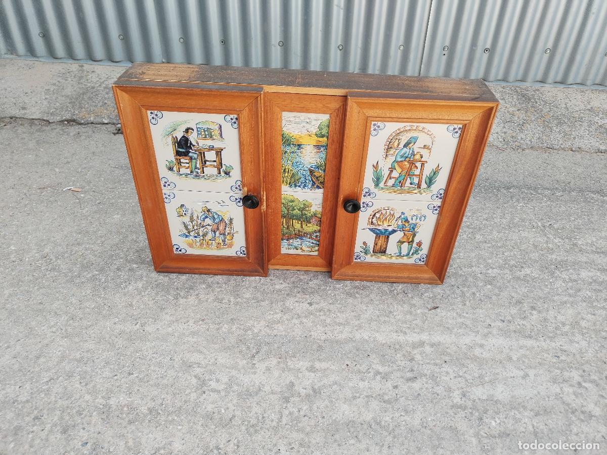 Antig&uuml;edades: armario con azulejos de oficios - Foto 1