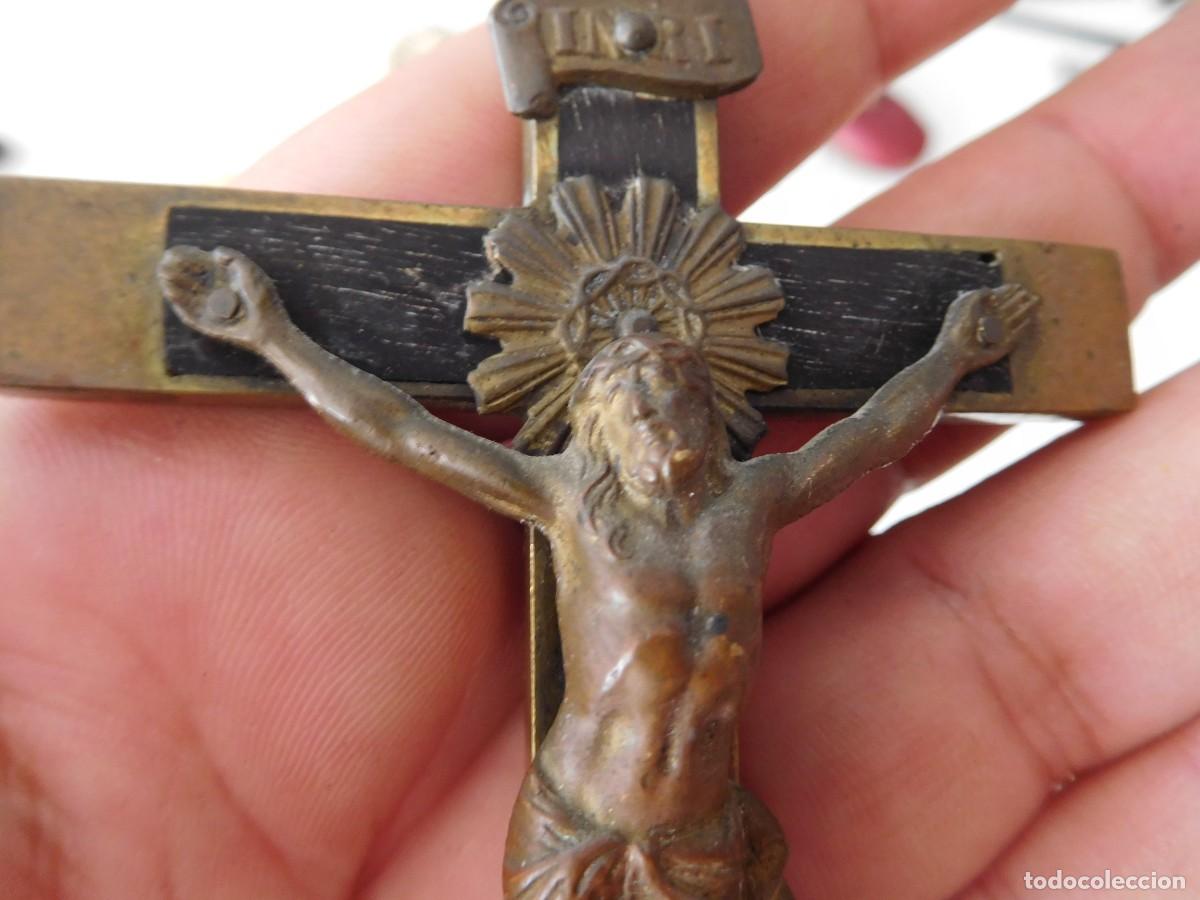 Antig&uuml;edades: Crucifijo antiguo de bronce y madera - Foto 1