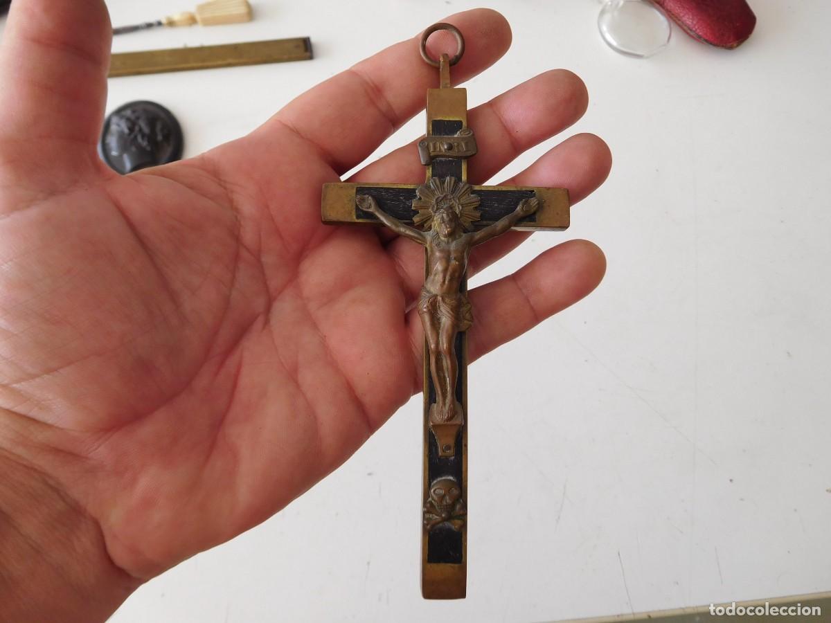 Antig&uuml;edades: Crucifijo antiguo de bronce y madera - Foto 2