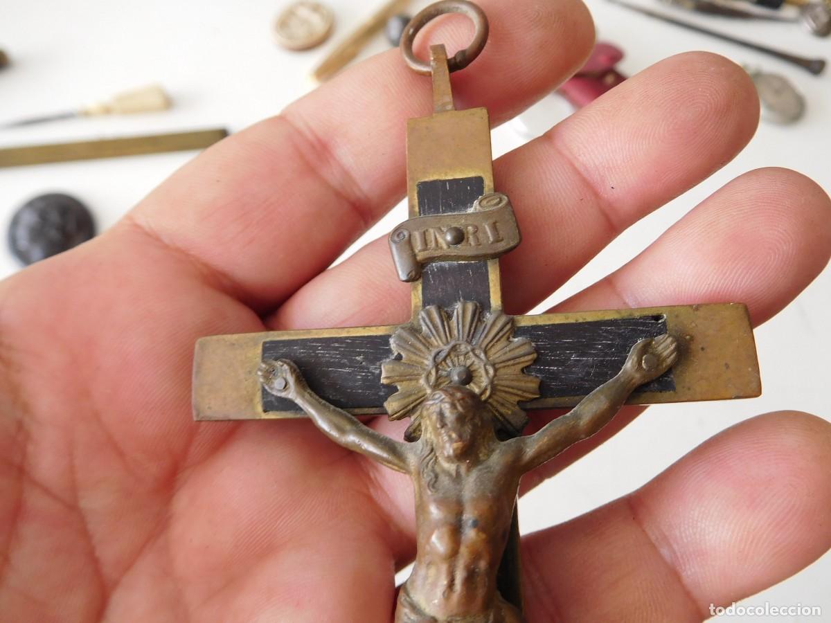 Antig&uuml;edades: Crucifijo antiguo de bronce y madera - Foto 3