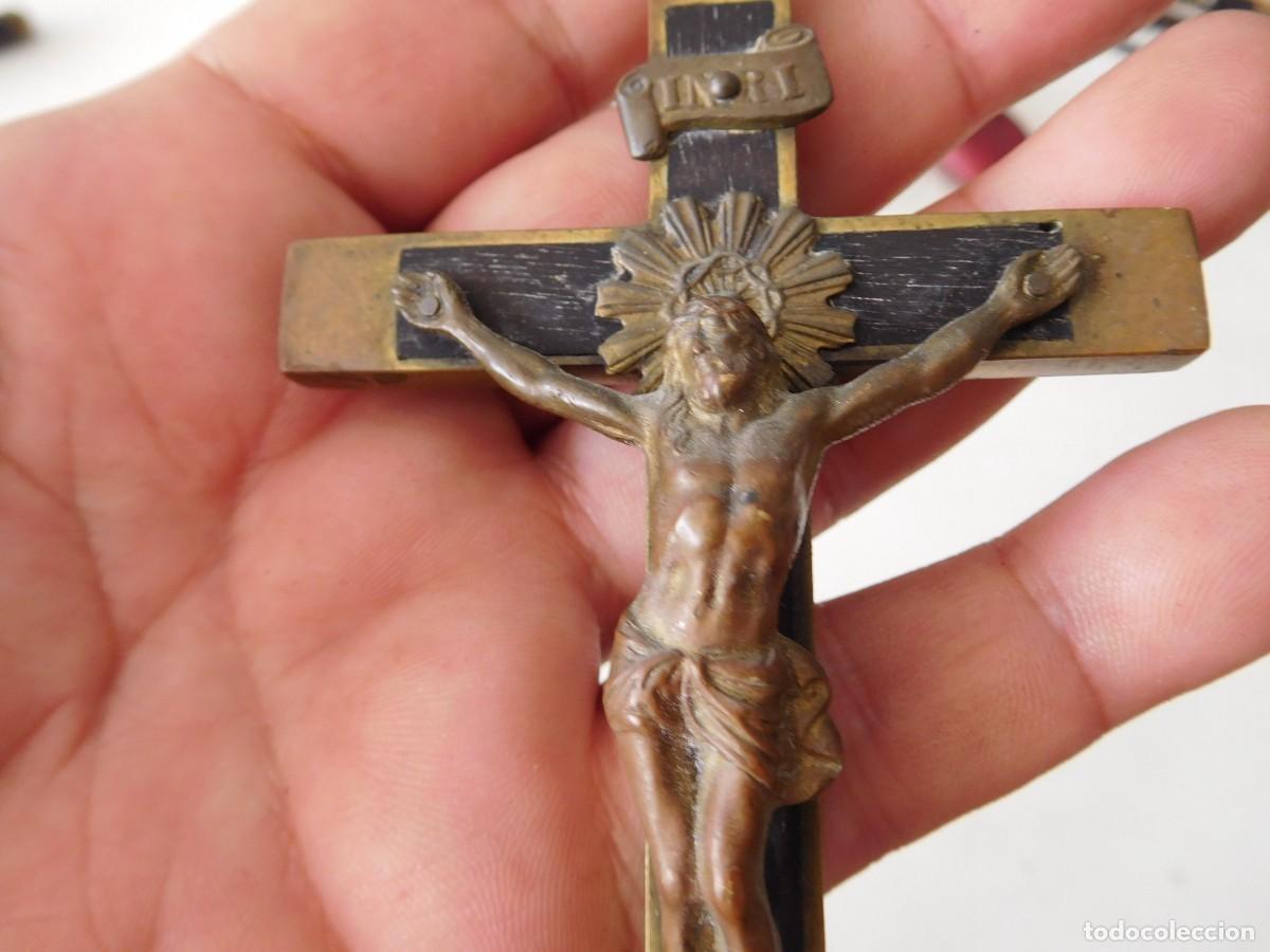 Antig&uuml;edades: Crucifijo antiguo de bronce y madera - Foto 4