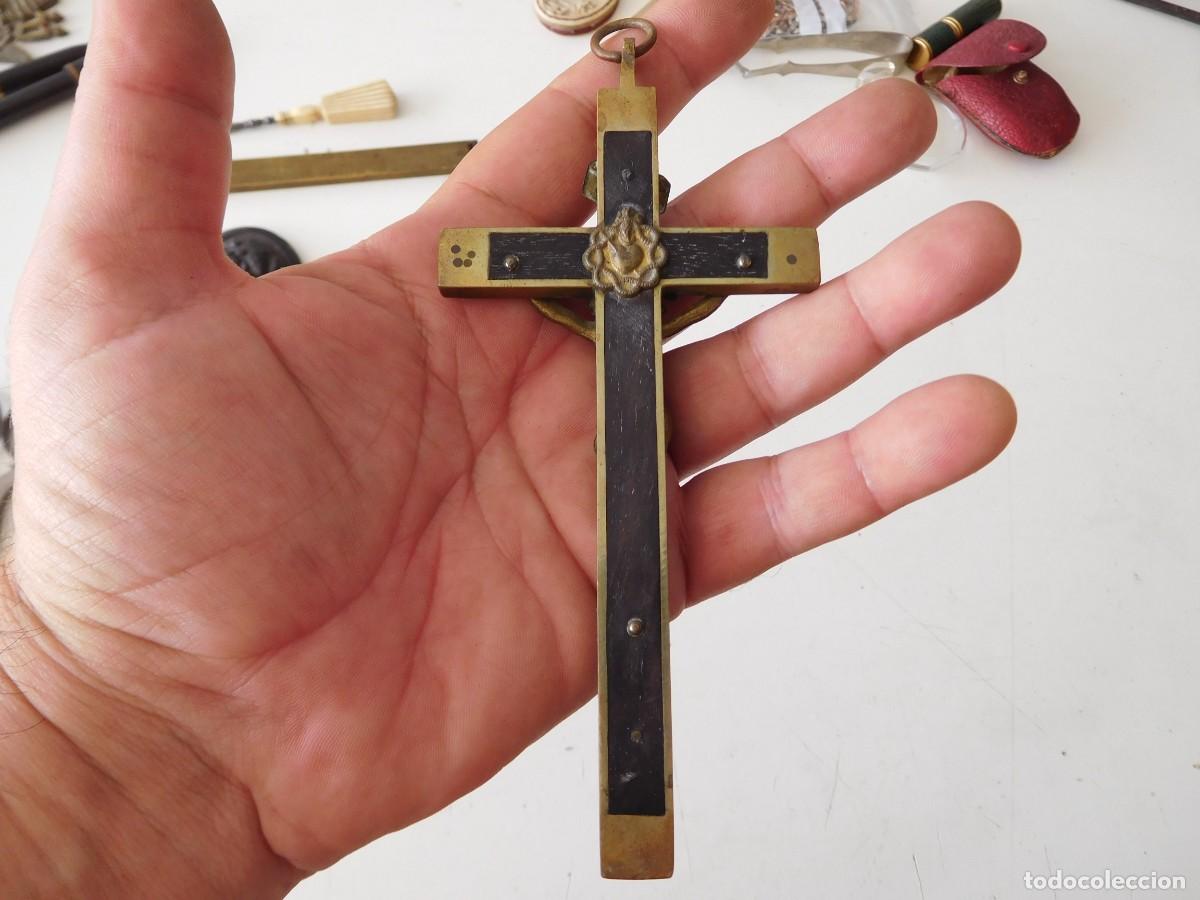 Antig&uuml;edades: Crucifijo antiguo de bronce y madera - Foto 7