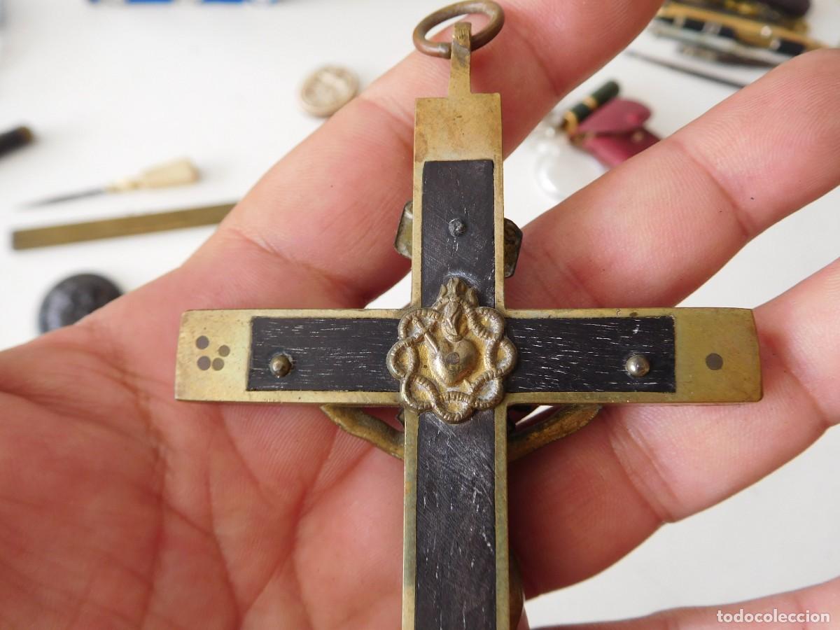 Antig&uuml;edades: Crucifijo antiguo de bronce y madera - Foto 8