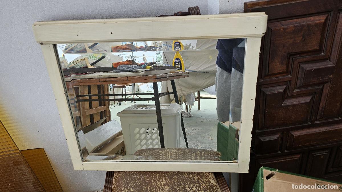Antig&uuml;edades: espejo de madera pintado en blanco - Foto 1