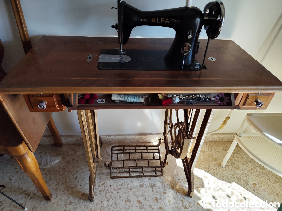 Antig&uuml;edades: M&aacute;quina de coser Alfa - Foto 1