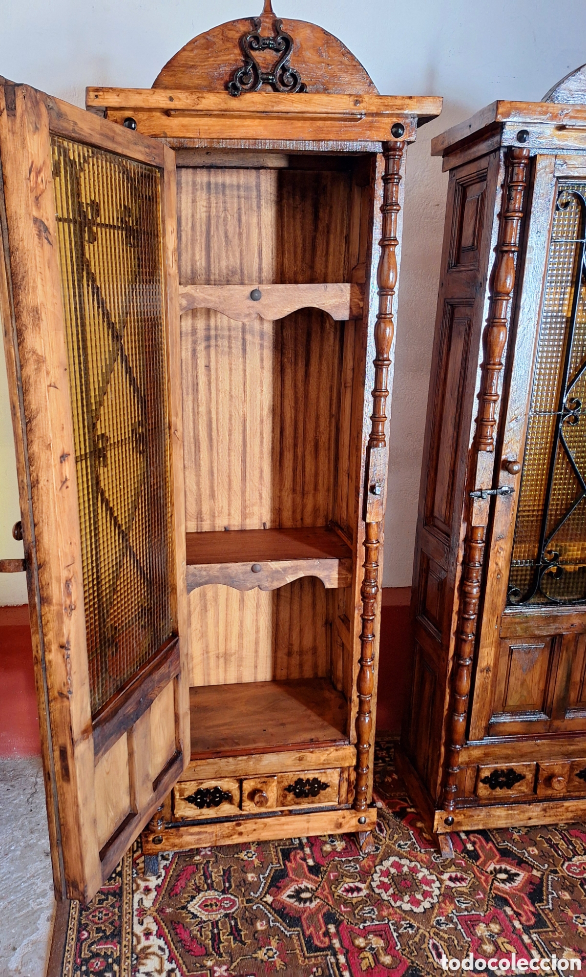 Antig&uuml;edades: Pareja de muebles de madera y forja - Foto 3