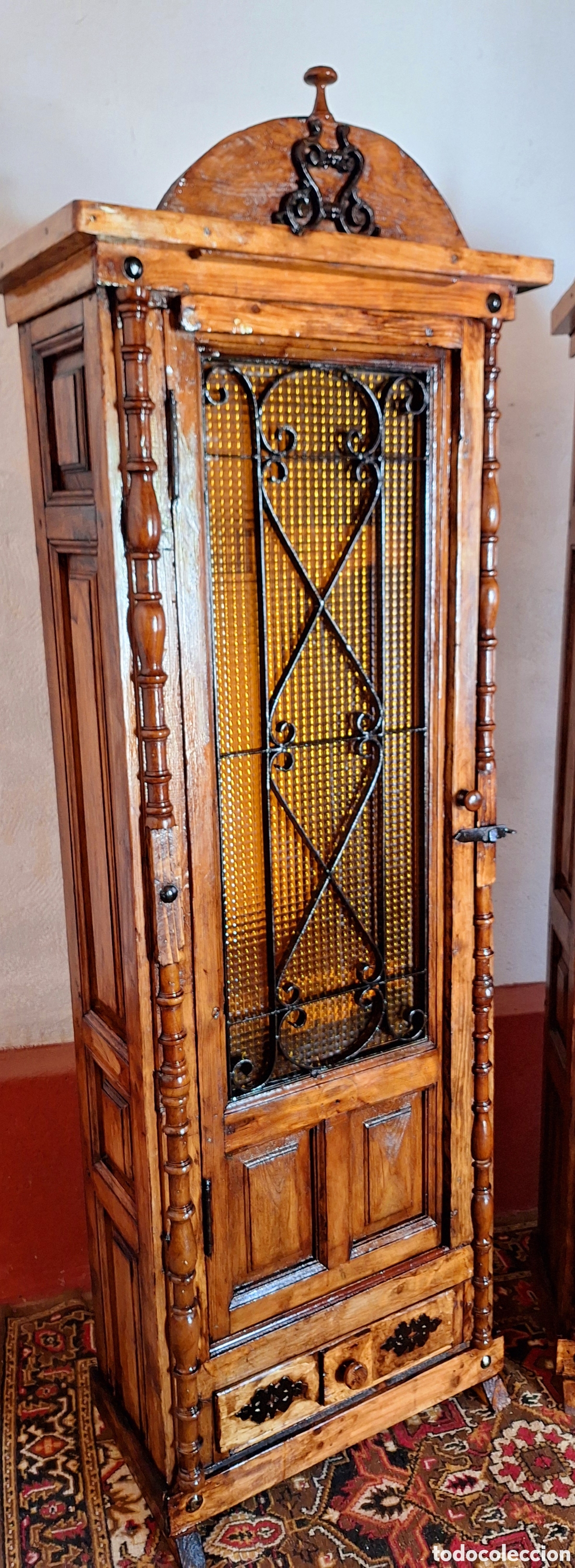 Antig&uuml;edades: Pareja de muebles de madera y forja - Foto 4