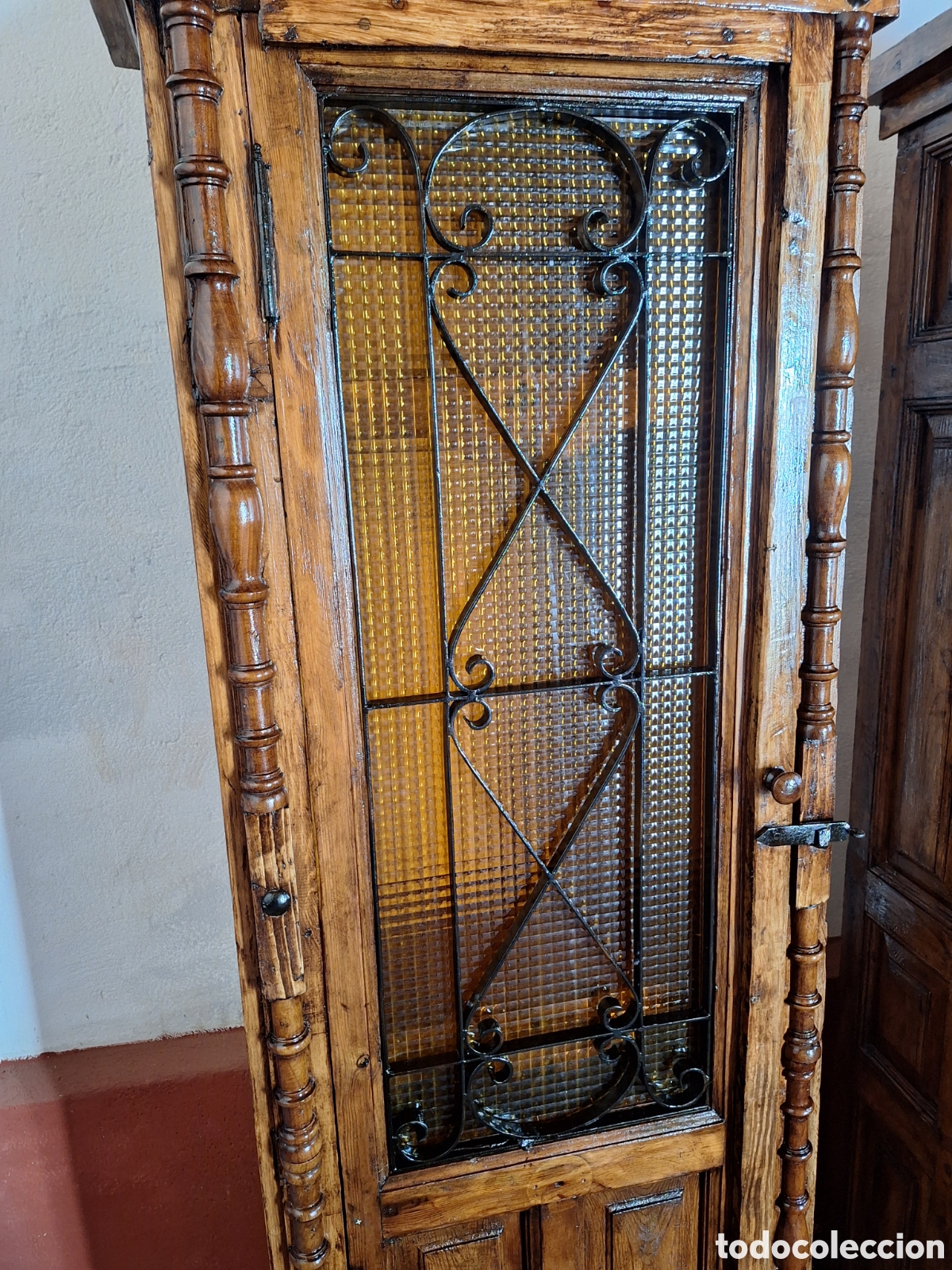 Antig&uuml;edades: Pareja de muebles de madera y forja - Foto 6