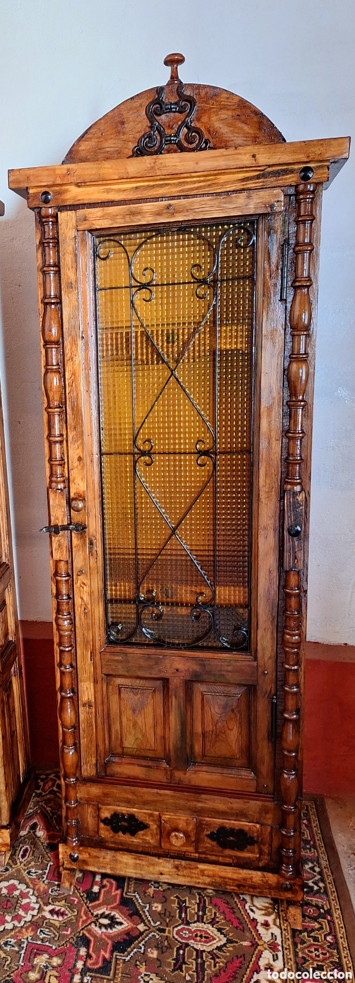 Antig&uuml;edades: Pareja de muebles de madera y forja - Foto 7