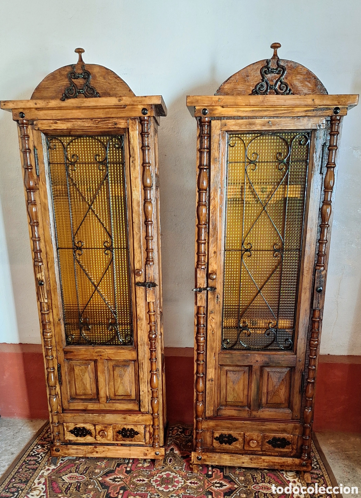 Antig&uuml;edades: Pareja de muebles de madera y forja - Foto 1