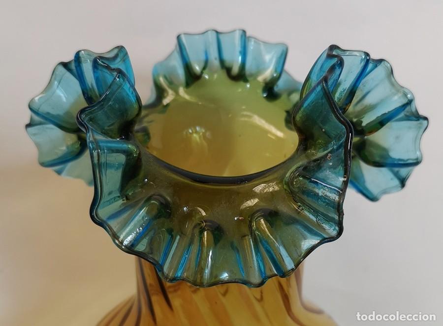 Antig&uuml;edades: Florero Cristal &Aacute;mbar y Azul - Foto 2